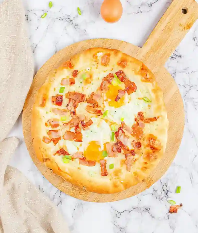 Breakfast Pizza with White Sauce