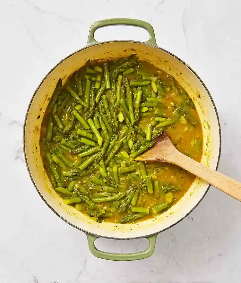 Creamy asparagus soup with ham