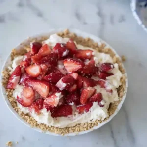 Easy Strawberry Mascarpone Cream Pie